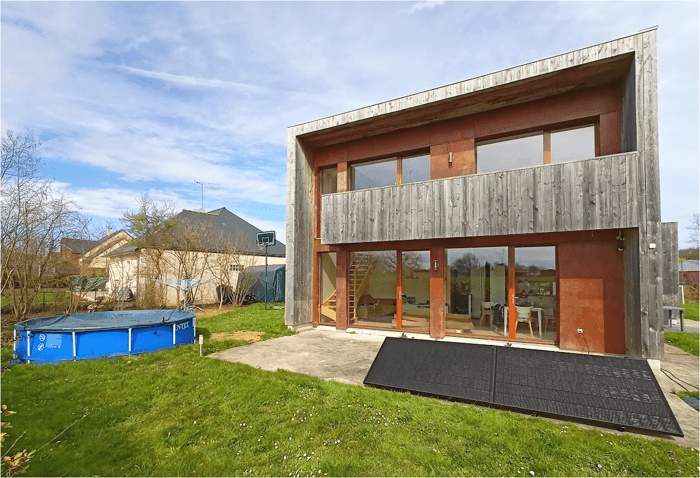 maison avec panneau solaire plug and play